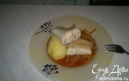 Рецепт Хвосты форели с картофелем и луково-томатным соусом