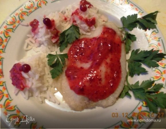 Рыбка с рисом под томатно-ягодным соусом