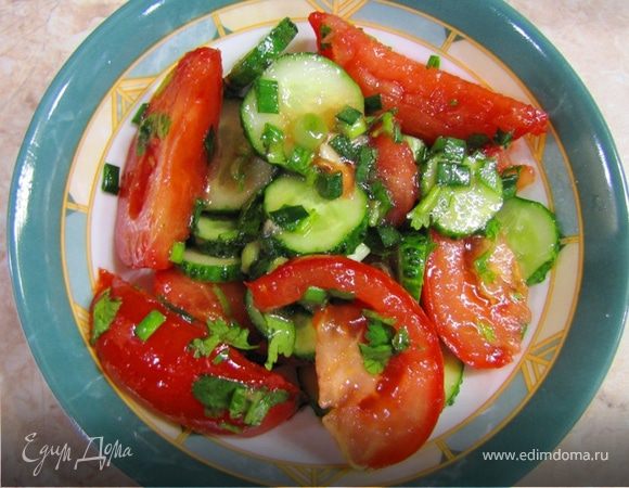2. Салат с огурцами, помидорами, шпинатом и фетой