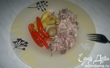 Рецепт Печеный молодой картофель, лук и перец и кролик в красном вине.