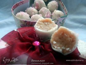 Розовые марципановые конфеты