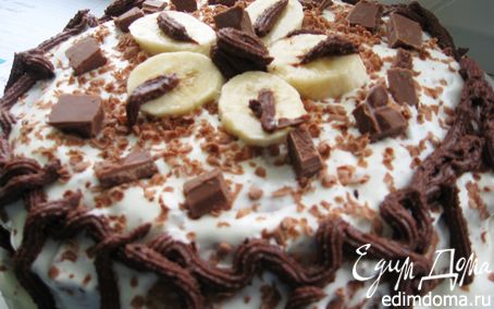 Рецепт Шоколадный торт с бананами и клубничным сиропом