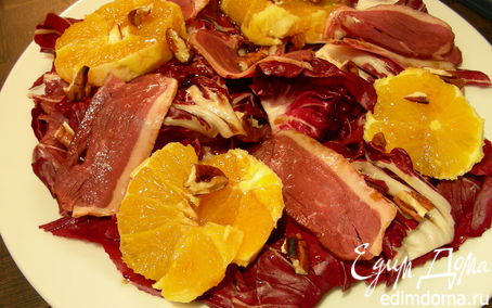 Рецепт Салат из красного цикория, копченой утиной (куриной) грудки, апельсинов и орехов пекан
