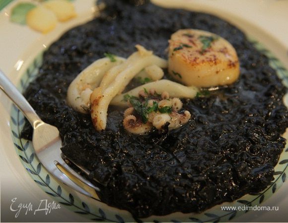 Черный рис с кальмарами и морскими гребешками