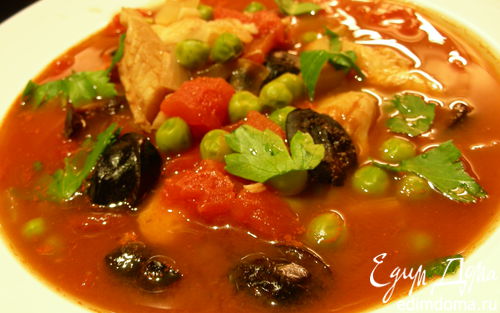 Рецепт Томатный суп с белой рыбой, зеленым горошком и маслинами