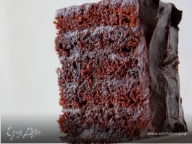 Многослойный шоколадный торт с карамелью