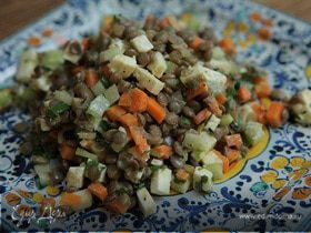 Салат из чечевицы с сельдереем и фетой