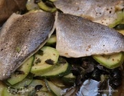 Рыба, запеченная в кармане с цукини и маслинами