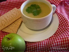 Крем-суп с цикорием, зеленым яблоком и карри