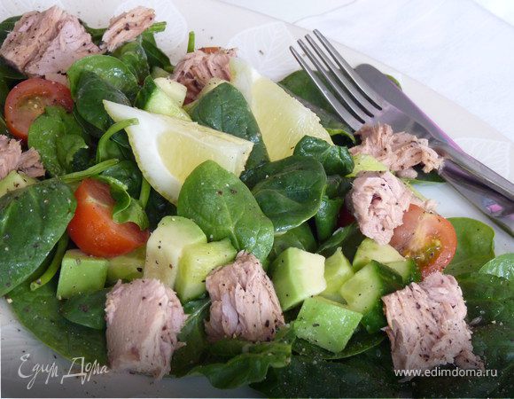 Блюдо для яркого настроения: рецепт салата с тунцом и авокадо