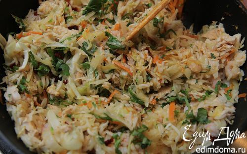 Рецепт Теплый салат из савойской капусты с финиками и арахисом