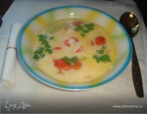 Молочный суп "по-тайски" с курочкой, креветками и помидорчиками черри