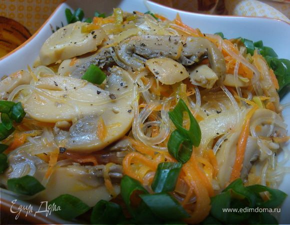 Салат с фунчозой и маринованными грибами