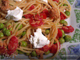 Спагетти с тунцом, свежим горошком и помидорами