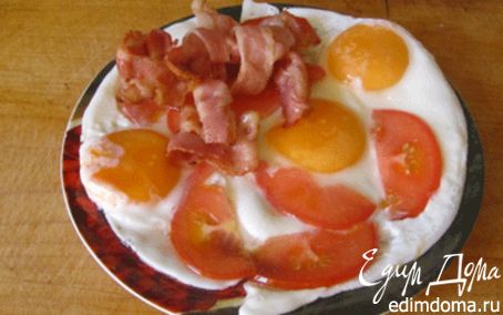 Рецепт Яичница с беконом и помидорами