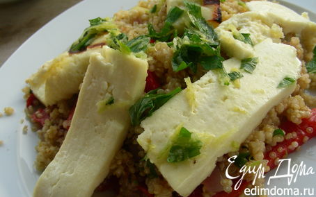 Рецепт Теплый салат с квиноа/кускусом, маринованным перцем и жареным сыром
