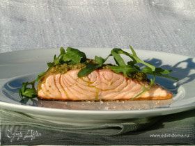 Жареное филе лосося под соусом песто с руколой