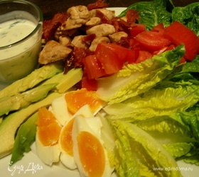 Американский салат "Кобб" с курицей, яйцом, авокадо и беконом (заправка на основе пахты)