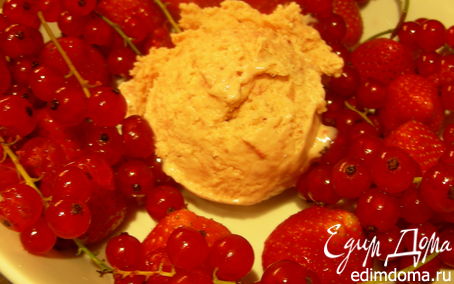 Рецепт Сливочное мороженое с клубникой, белым шоколадом и апельсиновым ликером Куантро