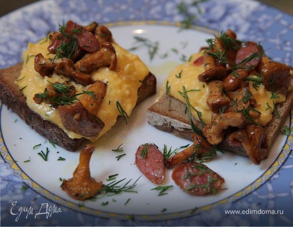 Омлет с грибами и охотничьими колбасками