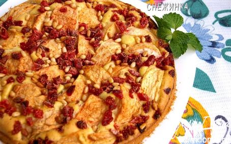 Рецепт Яблочный пирог «Лакомый кусочек» с вяленой клубникой и кедровыми орехами