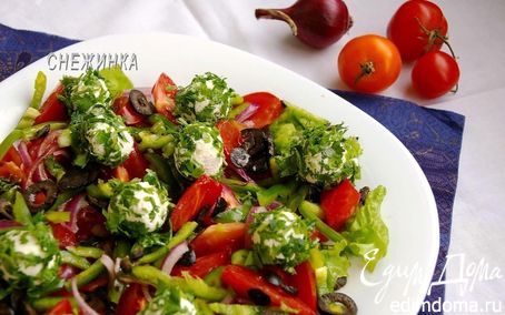 Рецепт Салат с томатами, перцем, маслинами и шариками из рикотты