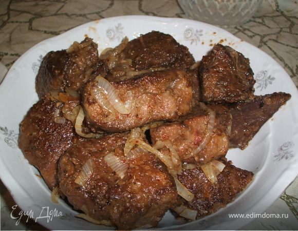 Жареная говяжья печень с луком на сковороде: рецепт - Лайфхакер