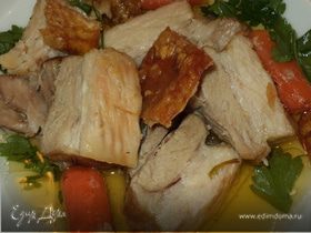 Свинина, томленная с овощами и чипсами из шкурки
