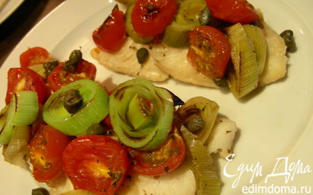 Рецепт Рыба, запеченная по-итальянски с луком-пореем, помидорами черри и каперсами