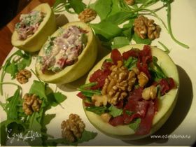 Салат в яблоках с руколой, грецкими орехами и вяленым мясом