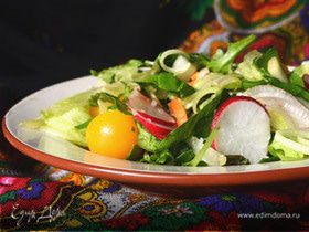 Зеленый салат с мангольдом, редисом и помидорами черри