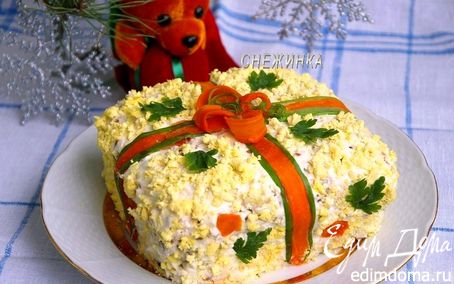 Рецепт Салат с курицей, черносливом и грецкими орехами «Новогодний подарок»