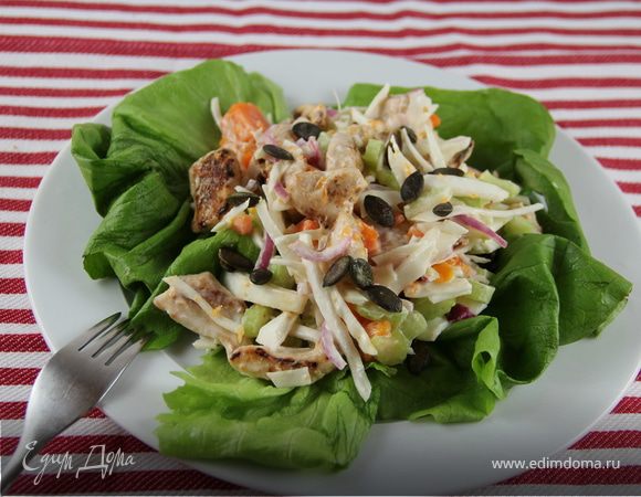 Витаминный салат из зимних овощей и курицы