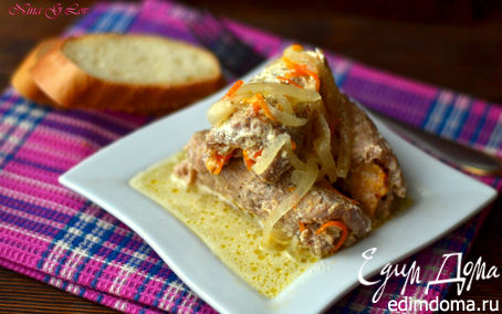 Рецепт Крученики с сыром, луком и морковью под сметанной заливкой