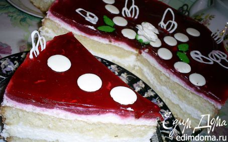 Рецепт Бисквитный торт-суфле с малиновым желе