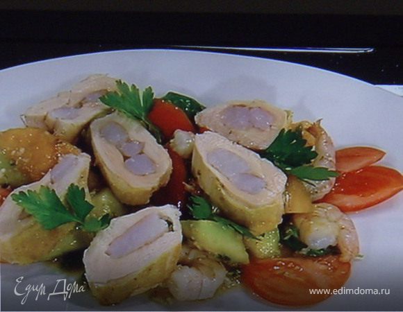 Куриная грудка, фаршированная креветкой на салате из дыни