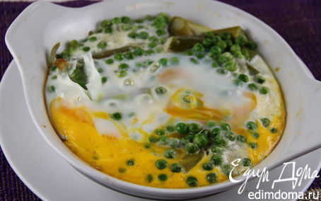 Рецепт Запеченные яйца со спаржей и зеленым горошком