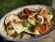 Салат из запеченных овощей c сыром и луком на гриле