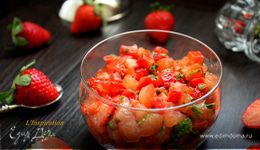 Легкий салат - тартар из помидоров и клубники