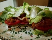 Сэндвич из листьев салата, помидоров и грудинки