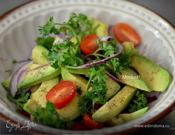 Овощной салат с авокадо, огурцами и помидорами — рецепт с фото пошагово
