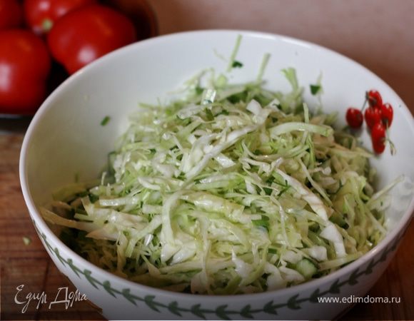 Салат из капусты вкусный и легкий.