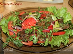 Теплый салат из маринованной говядины с помидорами и луком