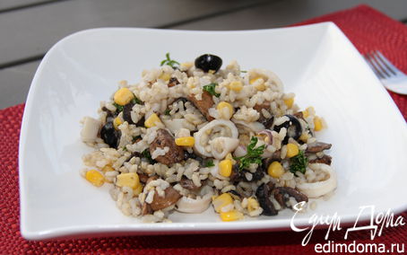 Рецепт Рисовый салат с кальмарами, грибами и маслинами