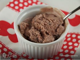 Мороженое с малиной и шоколадом