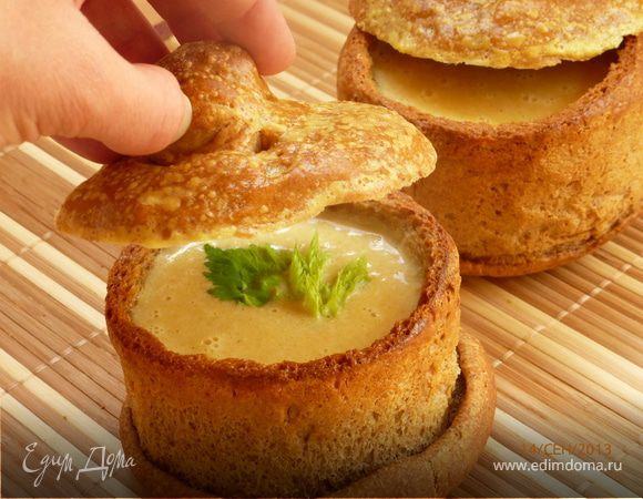 Суп-пюре из сельдерея с сыром в съедобном горшочке