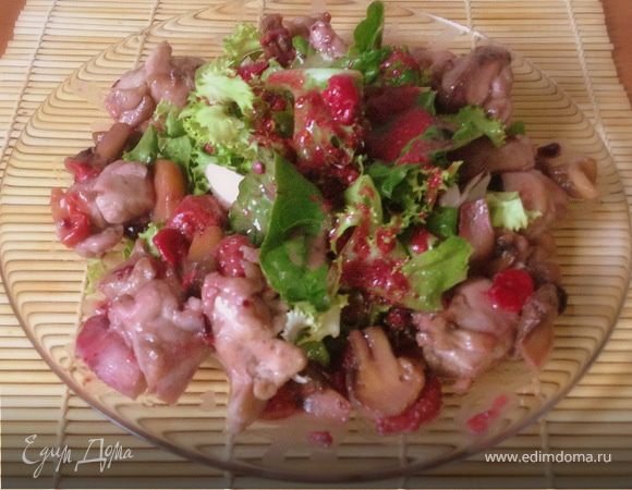 Теплый салат с куриным филе под ягодным соусом