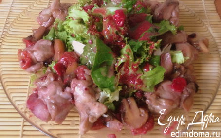 Рецепт Теплый салат с куриным филе под ягодным соусом
