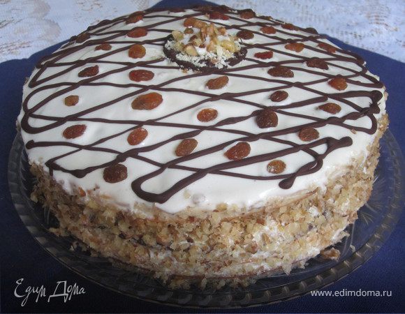 Калорийность трехслойного торта с орехами, изюмом и маком составляет 317 ккал.