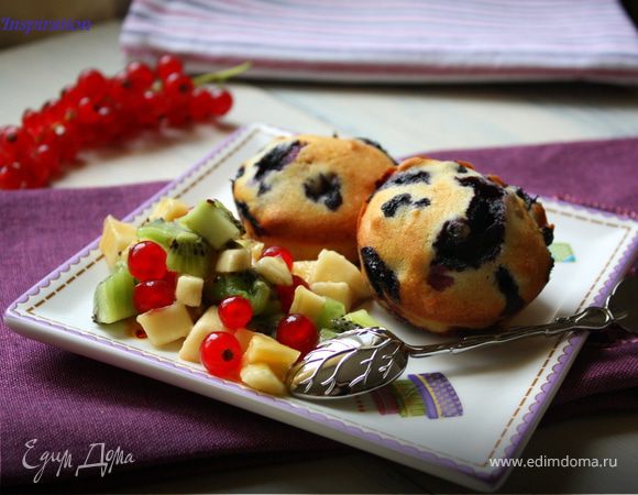 Черничные кексы с фруктовым салатом